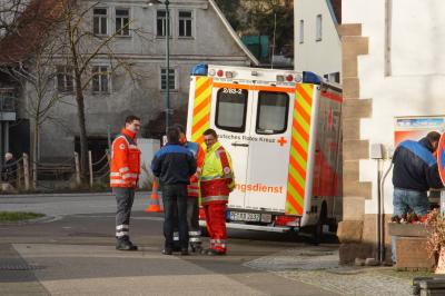 Enzberg: Gas im Gebaeude in der Sparkasse Enzberg - Feuerwehr aus Muehlacker und Enzberg im Einsatz